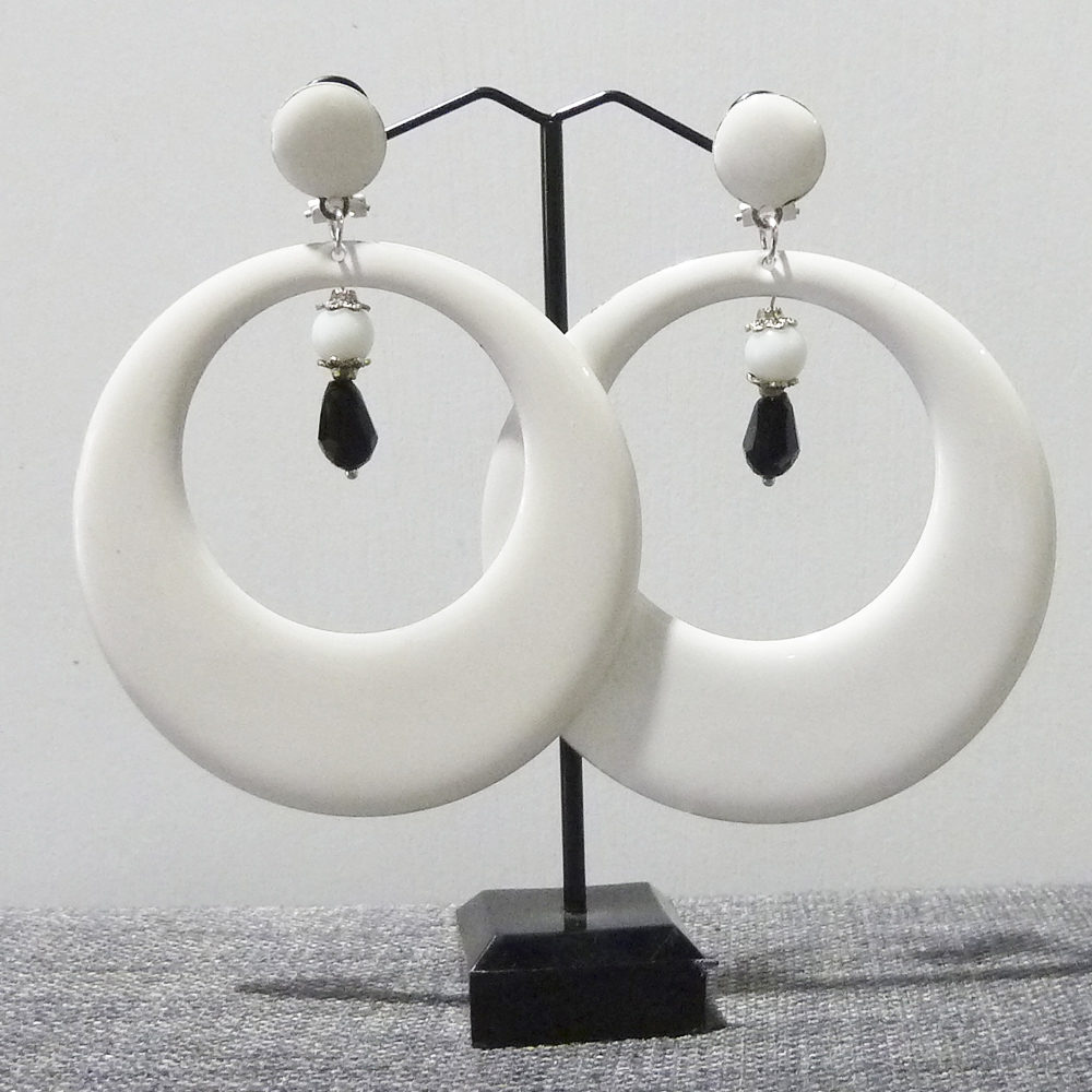 Pendientes blancos, beige y camel